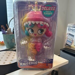 Brand New! Deluxe Kween of Rawr Figurine - Multicolor